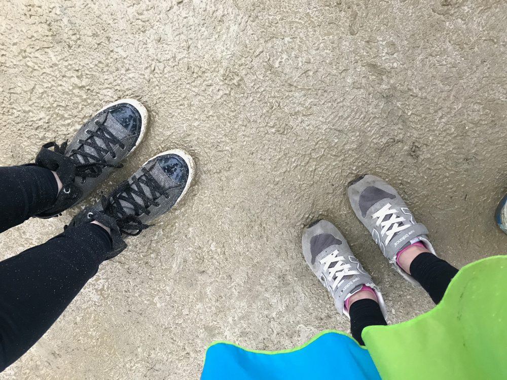 京都大作戦2017　雨で泥んこになった母娘のスニーカー